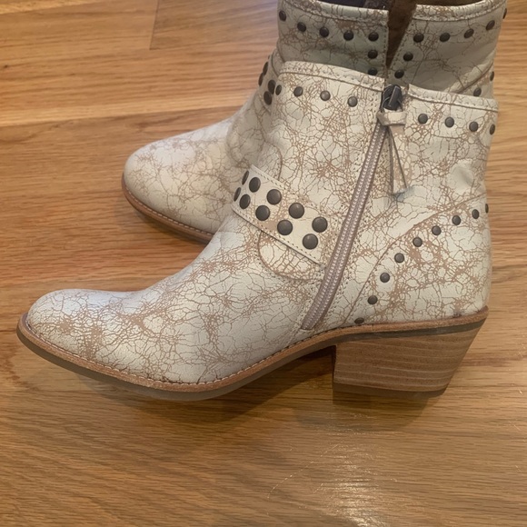New Sofft Ivory Western-chic booties size 8 - Picture 6 of 16